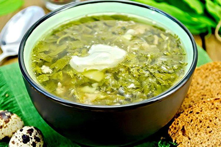 Зеленый борщ с тушенкой