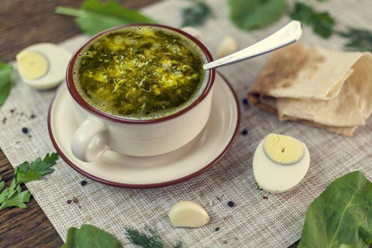 Зеленый борщ с крапивой и перепелкой