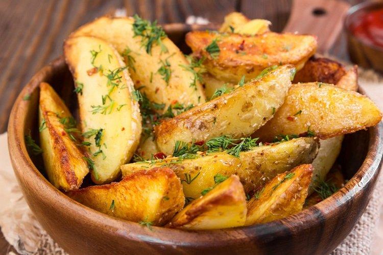Bratkartoffeln mit Gewürzen und Zitrone