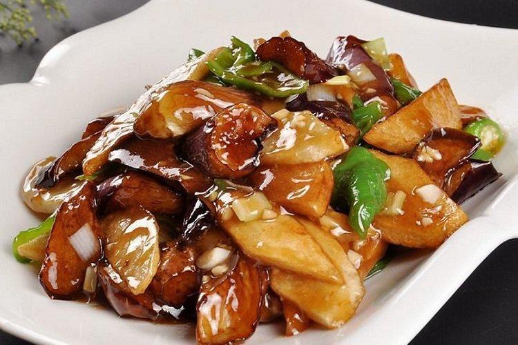 Bratkartoffeln mit Gemüse in Sojasauce