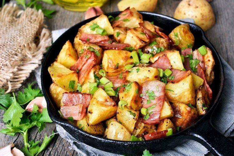 Bratkartoffeln mit Speck und Kräutern