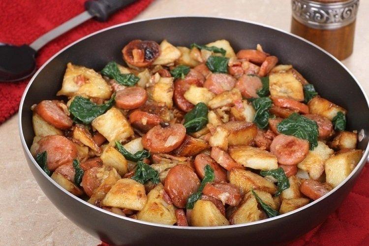 Bratkartoffeln mit Würstchen