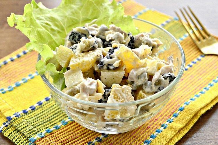 Salat mit Huhn, Pflaumen und Ananas