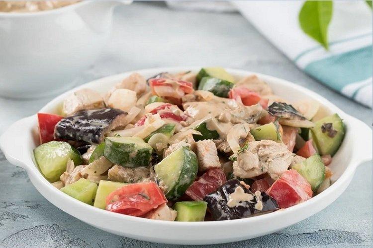 Salat aus Huhn, frischem Gemüse und Pflaumen