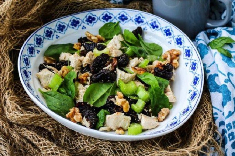Salat mit Pflaumen, Huhn und Spinat