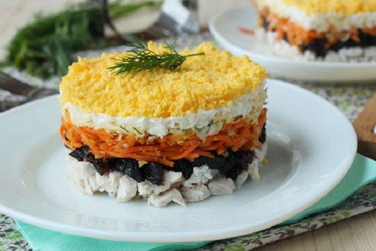 Salat mit Huhn, koreanischen Karotten und Pflaumen