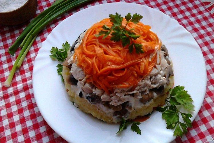 Kartoffelsalat mit geräuchertem Huhn und Pflaumen