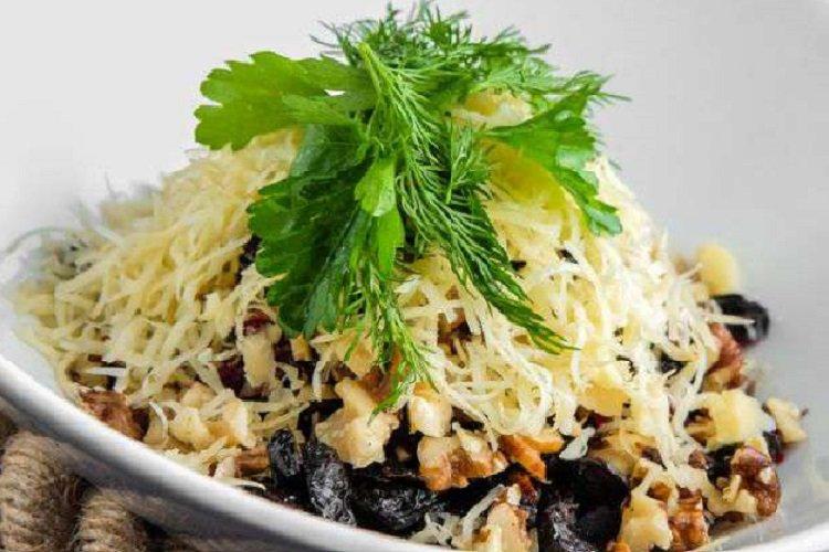 Salat aus Huhn, Walnüssen und Pflaumen