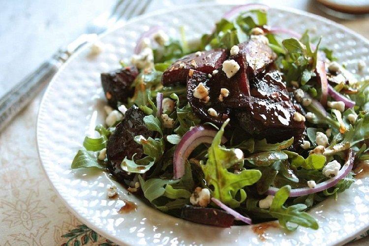Rote-Bete-Salat mit Huhn und Pflaumen
