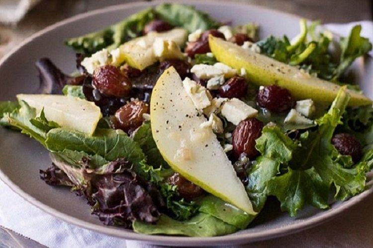Salat mit Huhn, Birne, Pflaumen und Rosinen