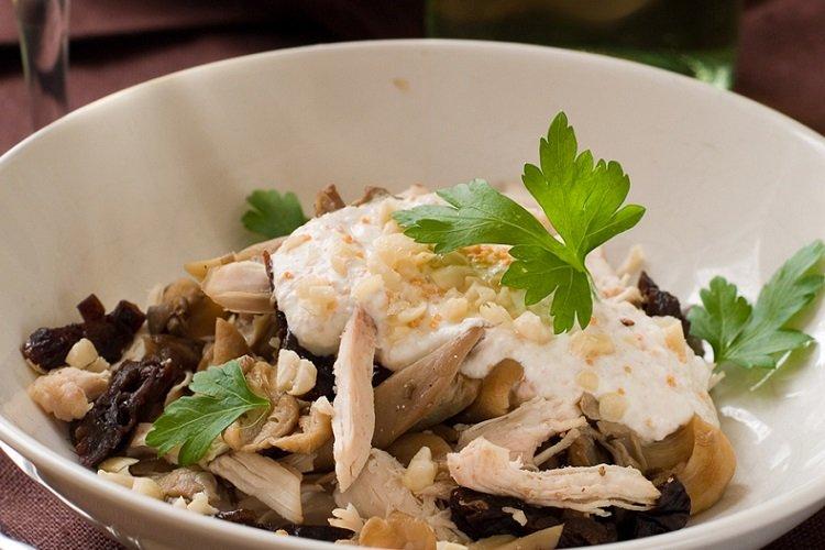 Salat mit Huhn, eingelegten Pilzen und Pflaumen
