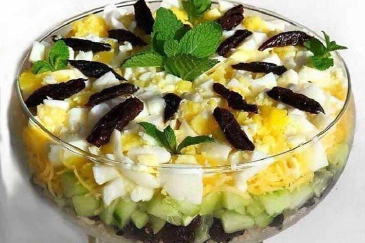 Salat mit Huhn, Gurke, Eiern und Pflaumen