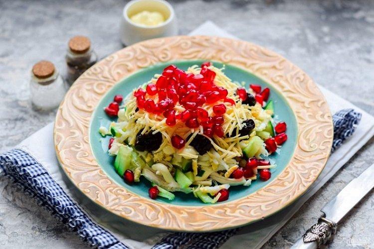 Salat mit Huhn, Granatapfel und Pflaumen