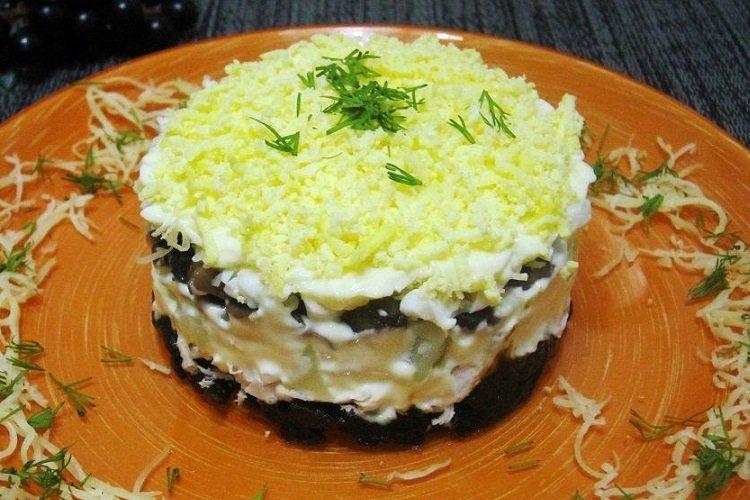 Salat mit Huhn, Eiern, Champignons und Pflaumen