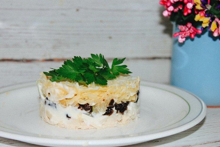 Salat aus Huhn, Pflaumen und Käse