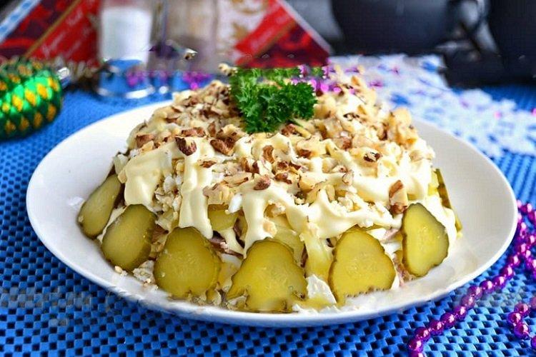 Salat aus Huhn, Kartoffeln, Salzgurken und Pflaumen
