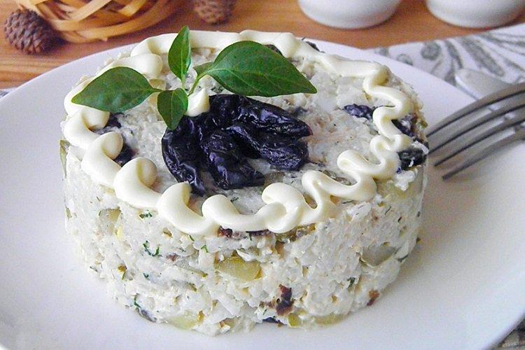 Salat mit Huhn, Pflaumen und Reis