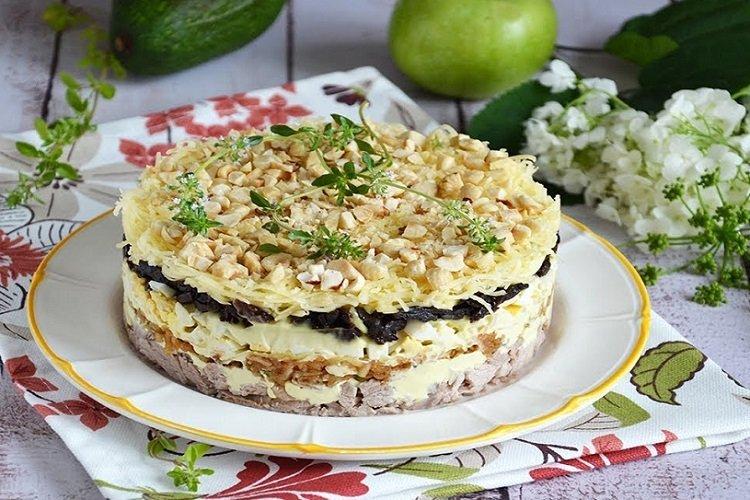 Salat mit Pflaumen, Huhn und Erdnüssen