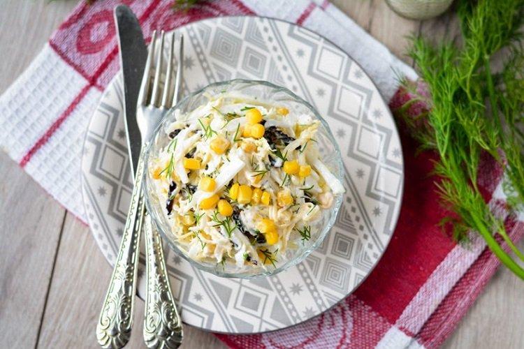 Salat aus Huhn, Pflaumen, Mais und Chinakohl