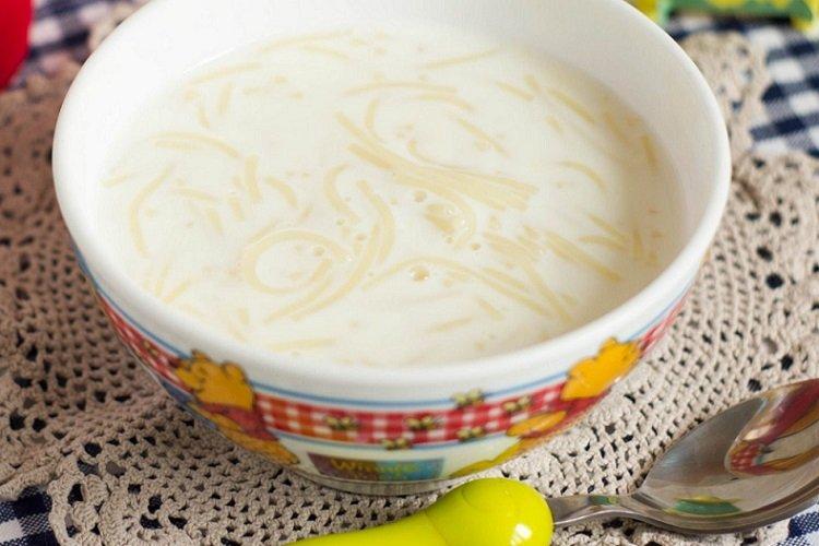 Süße Milchsuppe mit Fadennudeln