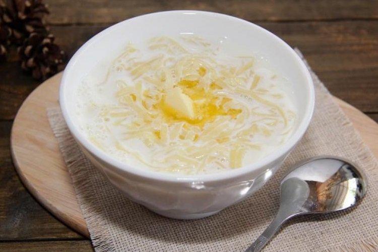 Klassische Milchsuppe mit Fadennudeln
