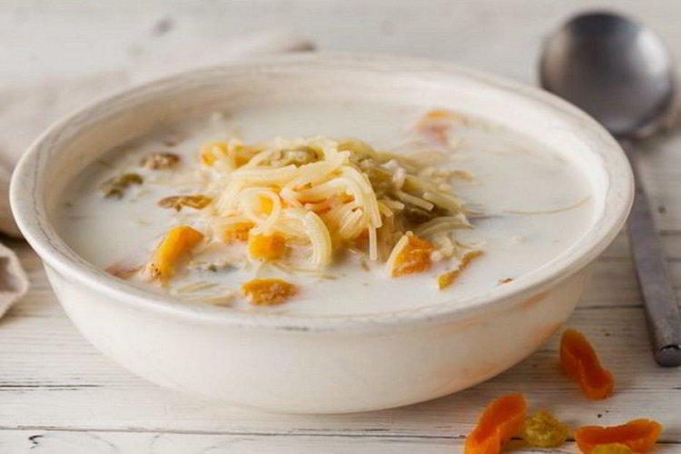 Milchsuppe mit Fadennudeln und Trockenfrüchten