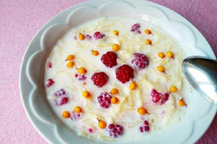 Milchsuppe mit Beeren und Fadennudeln