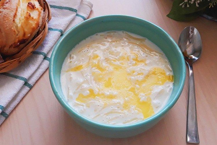 Milchsuppe mit Fadennudeln im Multikocher