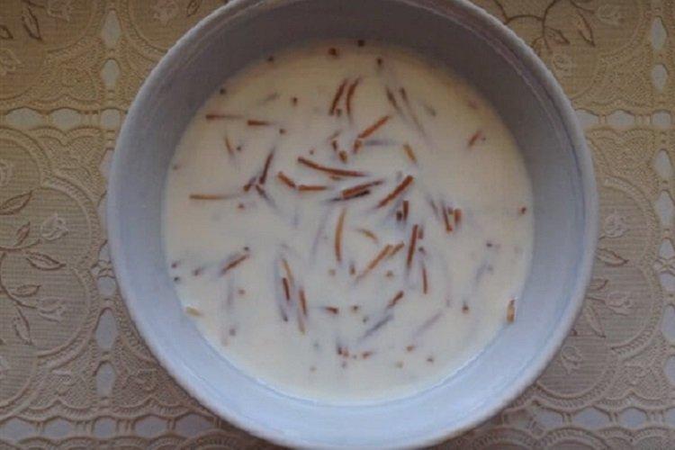 Milchsuppe mit gebratenen Fadennudeln