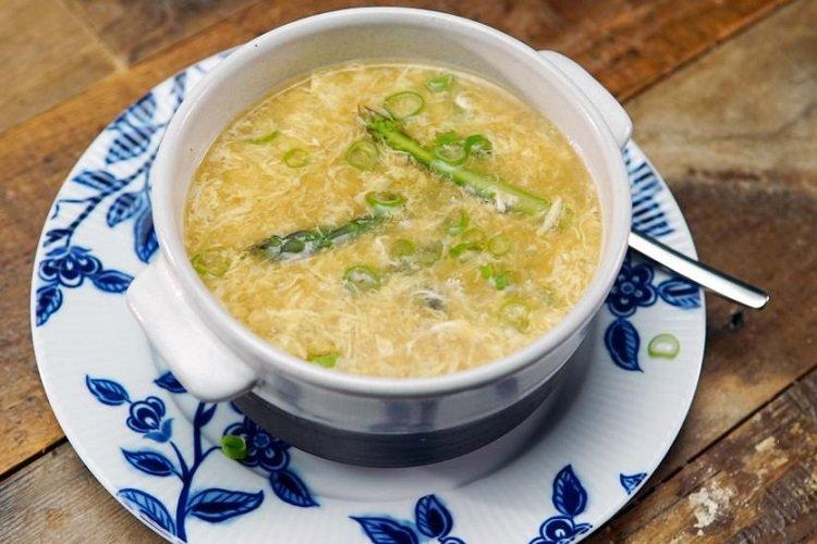 Milchsuppe mit Fadennudeln und Ei