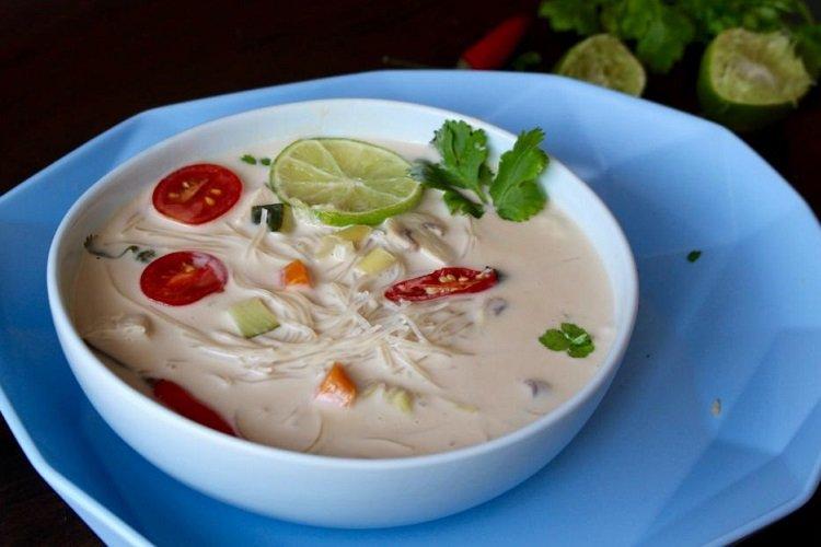 Milchsuppe mit Gemüse und Fadennudeln
