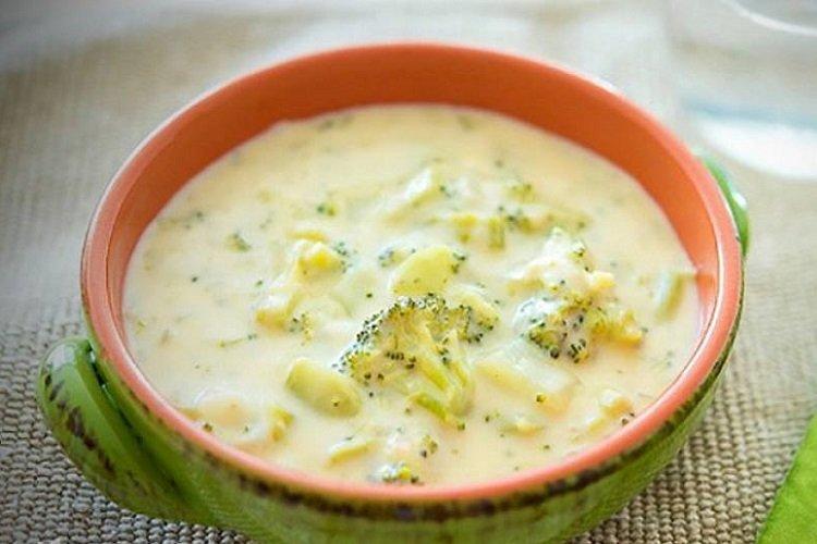 Milchsuppe mit Brokkoli und Fadennudeln