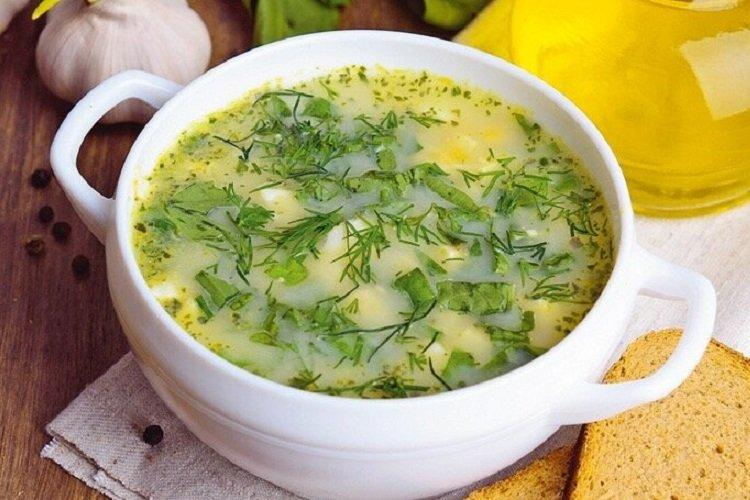 Milchsuppe mit Fadennudeln und Spinat