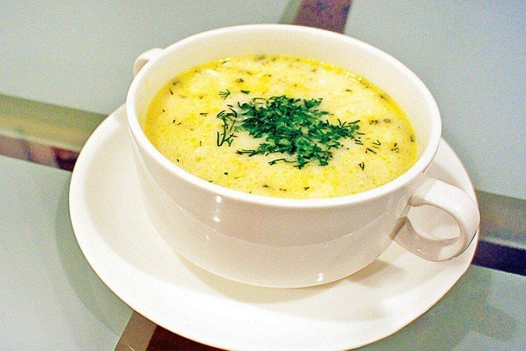 Milchsuppe aus Fadennudeln und Schmelzkäse