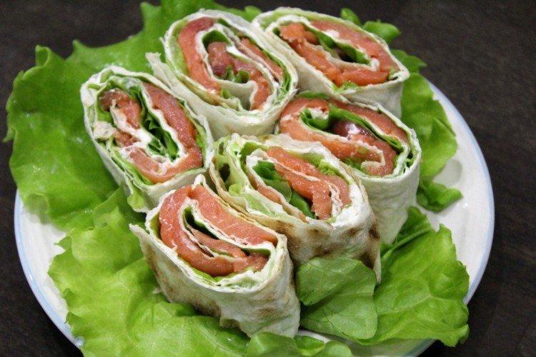 Rollitos de lavash con salmón