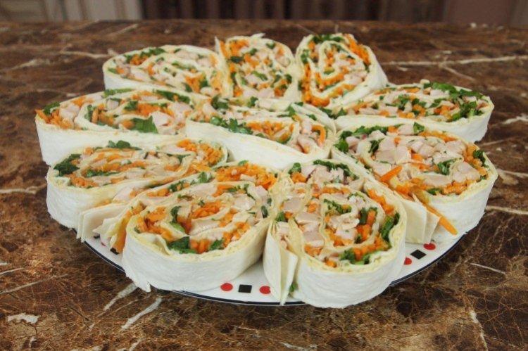 Rollo de lavash con zanahoria coreana