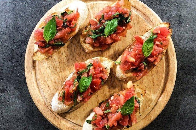 Bruschetta con tomates y albahaca