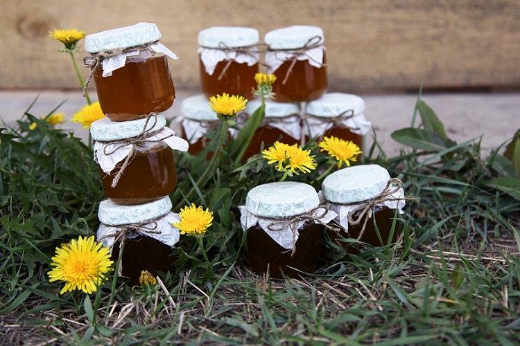 Mermelada de diente de león con hojas de cerezo