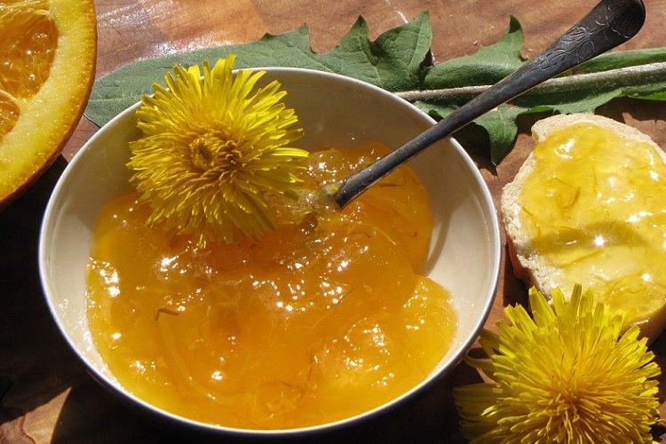 Mermelada espesa de diente de león con gelatina