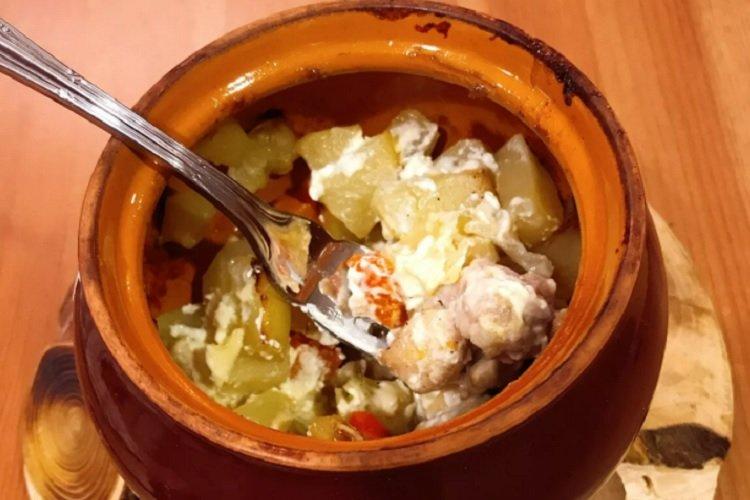 Aza mit Rindfleisch in Tontöpfen