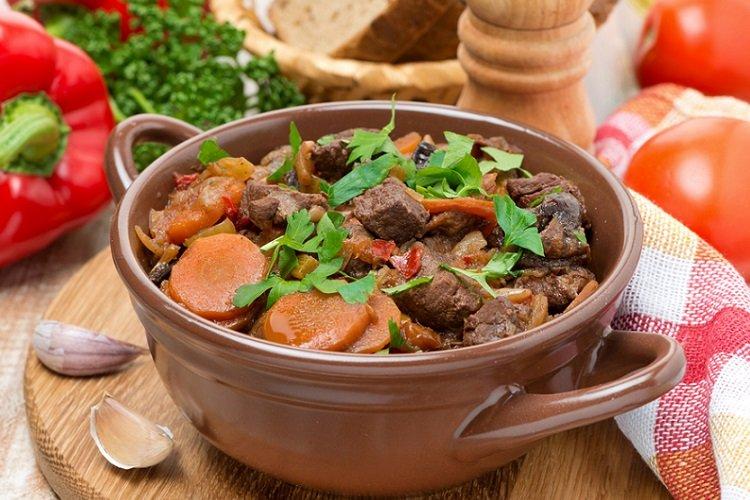 Aza mit Rindfleisch und scharfer Paprika