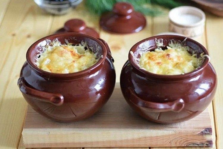 Aza aus Rindfleisch mit Käse überbacken