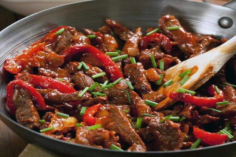 Aza mit Gemüse und Rindfleisch