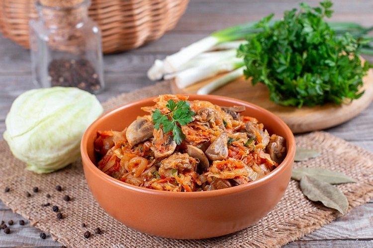 Aza mit Rindfleisch, Kohl und Champignons