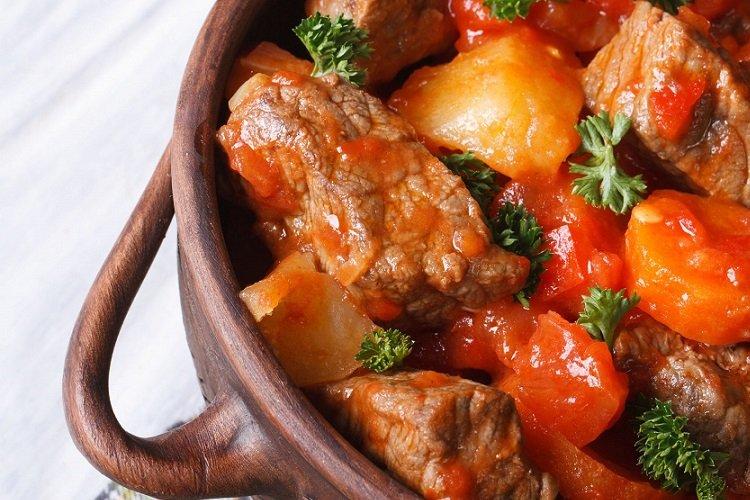 Aza mit Rindfleisch und Tomaten