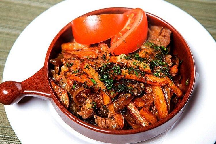 Aza mit Rindfleisch nach Hausfrauenart