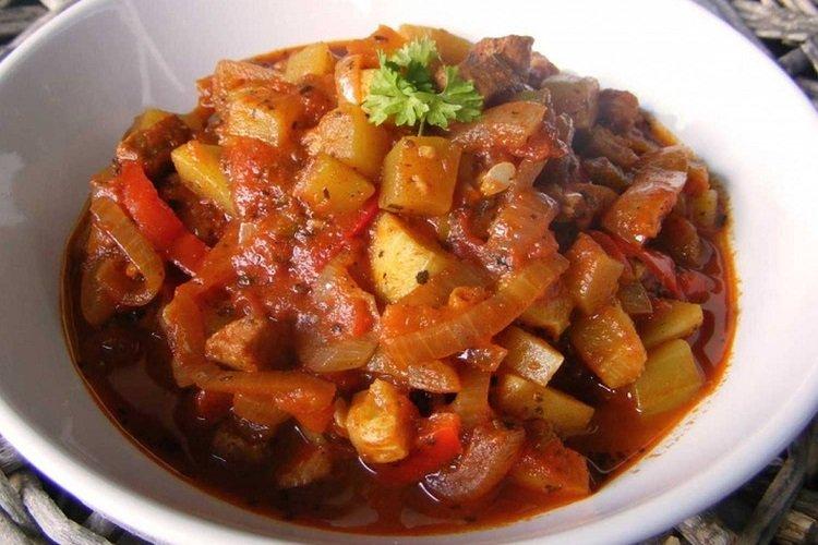 Aza aus Rindfleisch und Zucchini