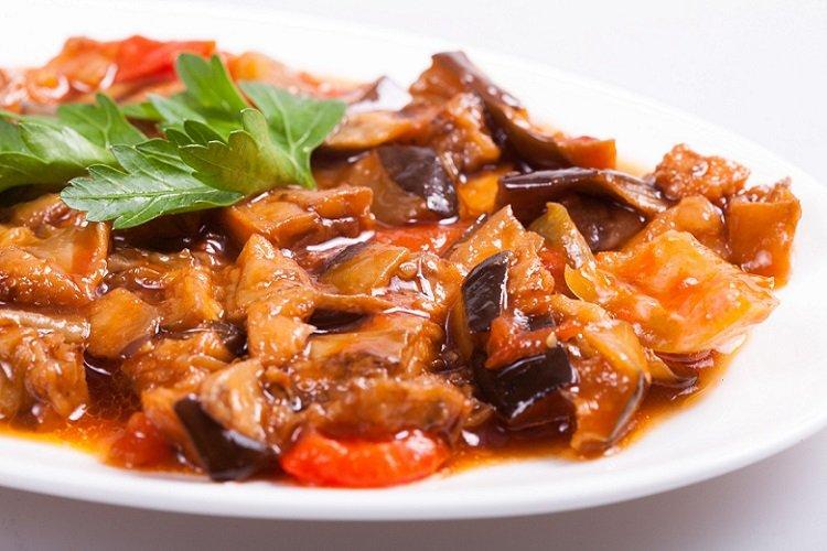 Aza mit Auberginen und Rindfleisch