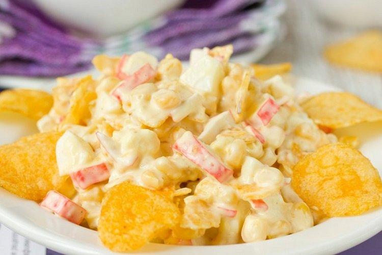 Salat mit Chips und Krabbenstäbchen