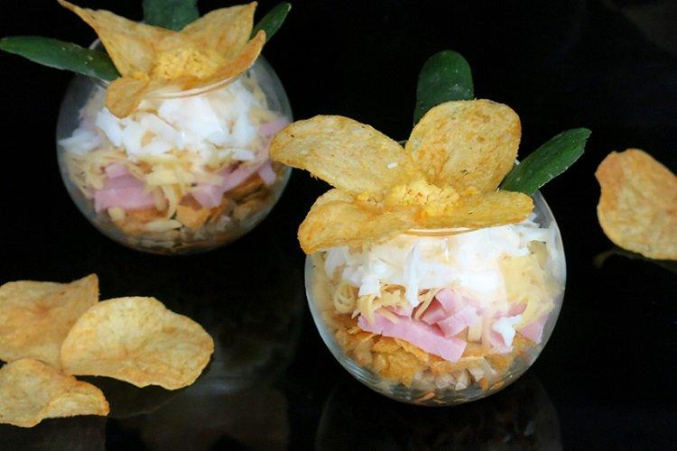 Salat mit Chips und Schinken